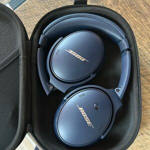 Bose QuietComfort 45 headphones - navy blue